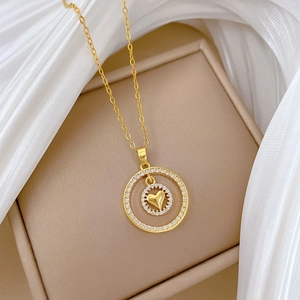 Lussuosa collana d'oro a due strati con pendente a cuore scintillante tempestato di diamanti