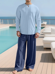 Detail von hellblauem Henley-Hemd mit Falten und marineblauer Kordelzug-Hose im Set
