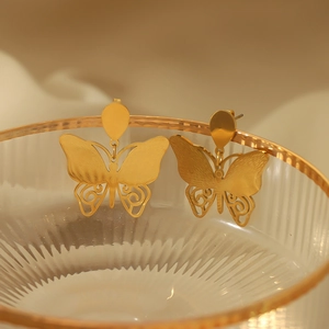 Élégantes boucles d'oreilles papillon dorées en acier inoxydable avec fini mat
