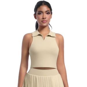 Vue de face du gilet de sport polo sans manches beige et de la jupe plissée assortie