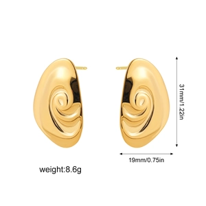 Dettagli orecchini a cuore in oro 18k con misure 31mm di altezza e peso di 8,6g