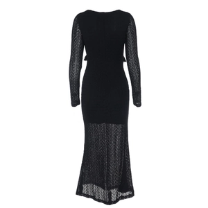 Détail du tissu texturé noir sur une robe longue à manches longues avec dos ajusté