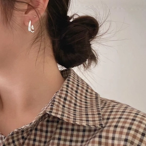 Minimalist S925 sterling silver curved hoop earrings with sleek twisted waterdrop design