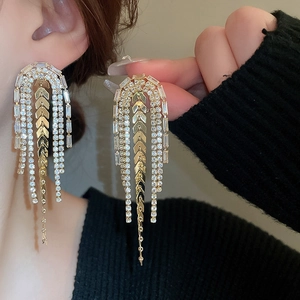 Vue détaillée de boucles d'oreilles nœud cœur en strass avec placage en or fin