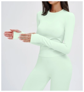 Details des hellminzgrünen nahtlosen Yoga-Tops mit Daumenlöchern und Rippenstruktur