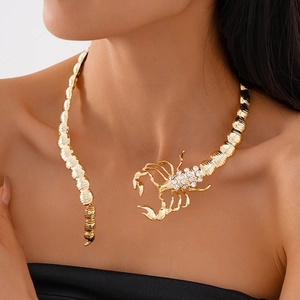 Gros plan d'un collier ras du cou scorpion doré avec strass sur le cou