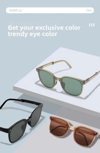 Drei Farbvarianten der stilvollen faltbaren quadratischen Sonnenbrille auf Displayständern