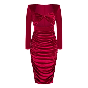 Détail d'une robe en velours rouge avec fronces sophistiquées et un nœud ajouré élégant