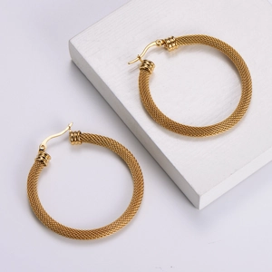 Orecchini tondi placcati oro 18K con trama a maglia geometrica intrecciata