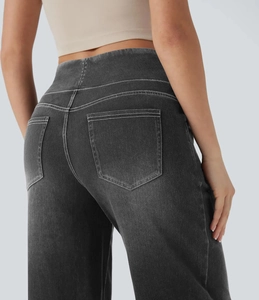Rückansicht einer dunkelgrauen High-Waist-Jeans mit weißen Kontrastnähten und Taschen