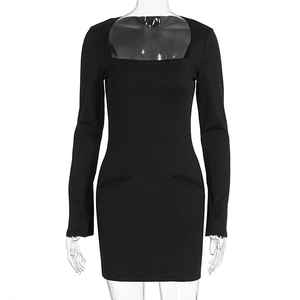 Détail du décolleté carré et des poches décoratives sur la robe noire à manches longues