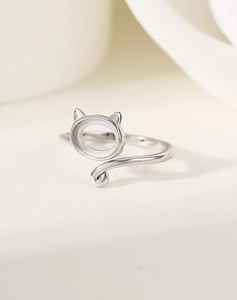 Detailed macro view of cat-shaped 925 sterling silver ring setting with open adjustable band