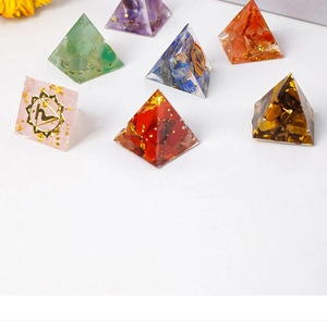 Natürliche Kristall Schotter Epoxid Pyramide Harz Handwerk Dekoration Energie Turm