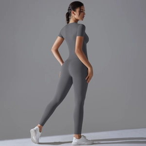 Dettaglio posteriore del set da yoga grigio scuro con top aderente e leggings sport