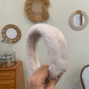 Serre-tête en fausse fourrure de vison blanc crème avec texture pelucheuse douce d'hiver