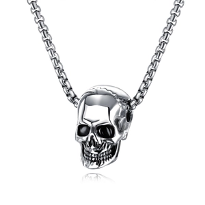 Detailaufnahme des realistischen silbernen Totenkopf-Anhängers an einer Edelstahlkette