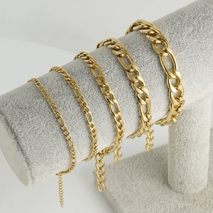 Set de cinco pulseras de acero de titanio dorado con eslabones tipo curb