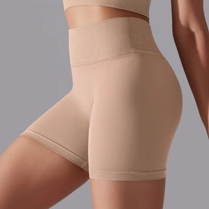 Gros plan d'un short de yoga sans couture taille haute montrant le tissu en maille beige