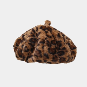 Détail de ce béret en fausse fourrure à imprimé léopard avec texture douce et chic