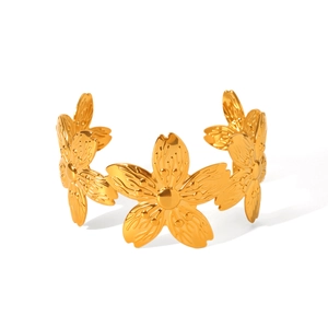 Dettaglio macro del bracciale in acciaio inossidabile 18K con trama a fiori di ciliegio