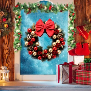 Détail de couronne de Noël avec aiguilles de pin nœud rouge et ornements sur fenêtre