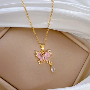 Elegante collana d'oro con ciondolo a farfalla in cristallo rosa e gemme a goccia scintillanti