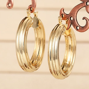Eleganti orecchini a cerchio dorati con trama a colonna romana e stile vintage di lusso