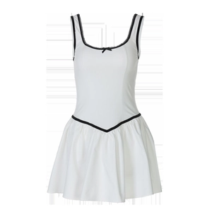 Détail de la robe blanche sans manches à col en U avec dentelle noire et petit nœud
