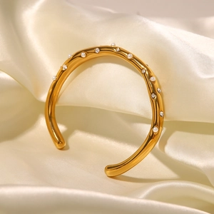 Bracelet jonc en acier titane plaqué or 18K avec perles et zircons sur soie beige