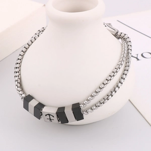 Dettaglio del bracciale a doppia catena in acciaio inossidabile con perla ancora