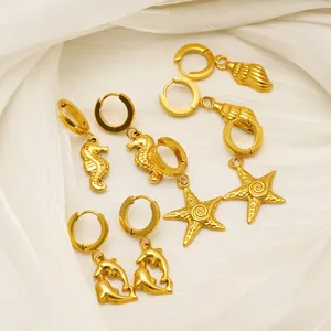 Boucles d'oreilles créoles océan en acier doré 18K avec breloques hippocampe et étoile de mer