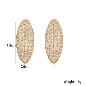 Dettaglio di orecchini ovali placcati oro 18K con zirconi, misura 1,8cm x 0,6cm, 6g