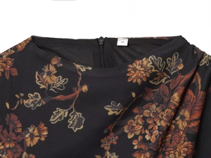Detailansicht des Reißverschlusses und der Blumenstoffstruktur am ärmellosen Kleid