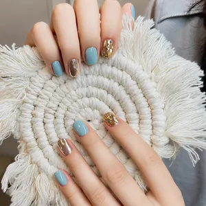 Handgefertigte Kunstnägel in Milchgrün, Spiegel-Champagner und goldenem Glitzerdesign.