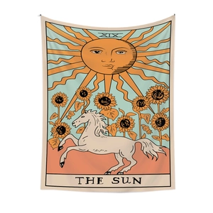 Detail des Sonnen-Tarot-Wandteppichs mit Sonnenblumenmuster und weißem Pferdemotiv