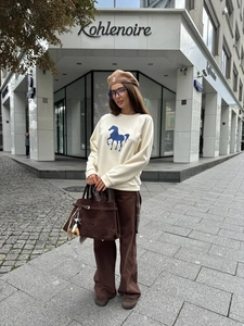 Sudadera beige con estampado de caballo azul con pantalones marrones y boina clásica