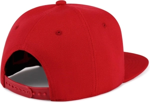 Detailansicht der roten Snapback-Cap mit verstellbarem Kunststoffverschluss und Luftlöchern