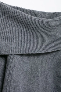 Gros plan du tissu en maille côtelée grise montrant la texture et la qualité du textile