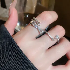 Star-shaped zircon pavé open rings in white gold plating with minimalist cross-line design