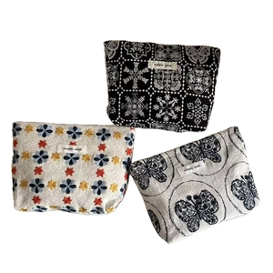 Tre pochette rétro in cotone e lino con ricami e motivi floreali per trucco e cosmetici