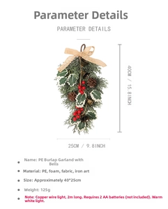 Dettaglio di decorazione natalizia in PE con pigne, bacche rosse e luci LED integrate
