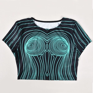 Détail du crop top avec motifs d'illusion d'optique cyan néon sur tissu noir
