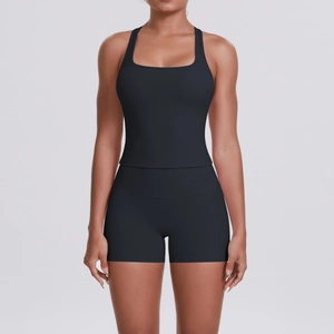 Vue de face de l'ensemble noir avec haut à col carré et short de yoga taille haute
