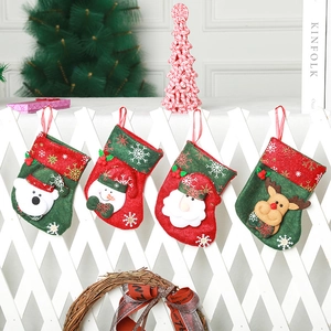 Set van 4 mini kerstsokken met schattige 3D-kerstman- en rendierfiguren in rood groen