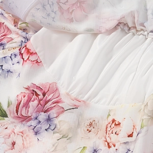 Gros plan sur le tissu en mousseline florale rose et lilas avec des détails plissés