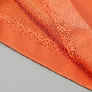 Vue macro détaillée du tissu tissé orange avec des coutures de surjet professionnelles