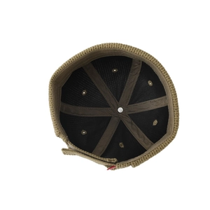 Vue de dessus du bonnet docker en velours kaki montrant sa structure à 6 panneaux