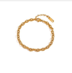 Detail of 18K gold plated stainless steel chunky chain bracelet with lobster clasp