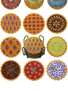 Set aus 10 Diamond Painting Untersetzern mit Mandala-Mustern und einem Metallhalter