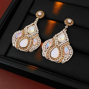 Vue détaillée de boucles d'oreilles vintage avec zircon en forme de goutte d'eau